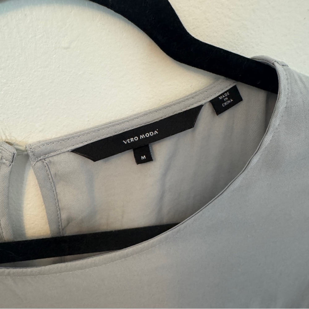 Vero Moda Grey Ruffle top - Picture 3 of 6
